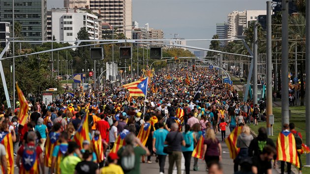 Zastnci nezvislho Katalnska protestuj v Barcelon proti trestm pro separatistick politiky. (18. jna 2019)