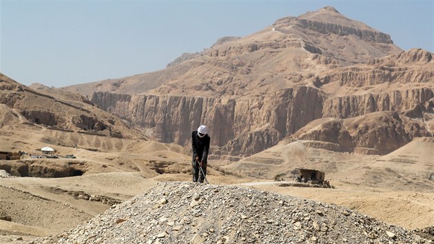 V egyptskm Luxoru uinili vjimen nlez ticeti barevn zdobench devnch sarkofg. (19. jna 2019)