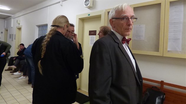Na soud v Náchodě dorazili i někdejší disidenti, vpravo obhájce Lubomír Müller (16.10.2019).