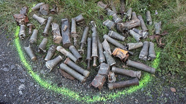 Policisté a pyrotechnici čistili od rozmetané munice okolí druhého vybuchlého skladu ve Vlachovicích-Vrběticích (říjen 2019)