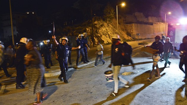 Řecká policie koordinuje evakuaci tábora migrantů na ostrově Samos. (14. října 2019)