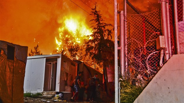 Požár v táboře migrantů na ostrově Samos. (14. října 2019)