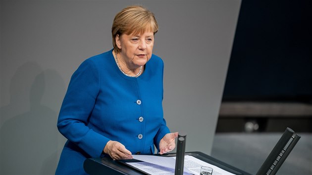 Nmeck kanclka Angela Merkelov informuje poslance o situaci ped summitem...