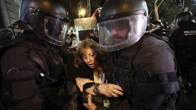 Pi ternch demonstracch v Barcelon a dalch katalnskch mstech zadrela policie pes dvacet osob. Demonstrace vypukly po pondlnm rozsudku nad separatistickmi politiky. Pi nslednch potykch s polici se zranilo pes sedmdest lid. (16.10.2019)