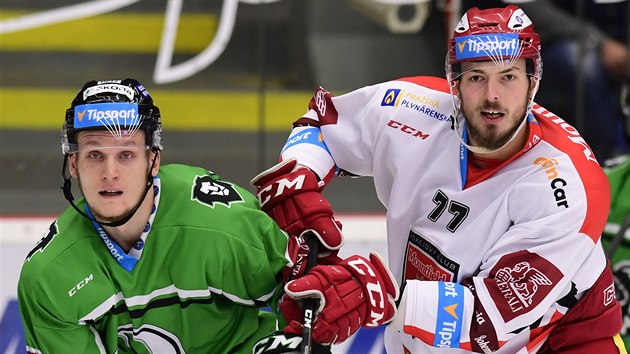 Mladoboleslavsk hokejista Pavol Skalick sleduje hru vedle hradeckho Richarda Nedomlela.