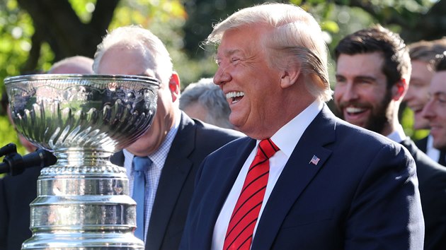 Prezident Donald Trump vedle Stanley Cupu v Blm dom, kam zavtali hokejist St. Louis Blues.