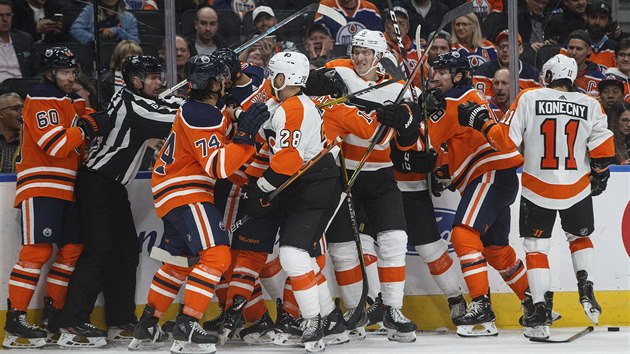 Napt mezi hokejisty Philadelphia Flyers a Edmonton Oilers vystilo v bitku v zpase NHL.