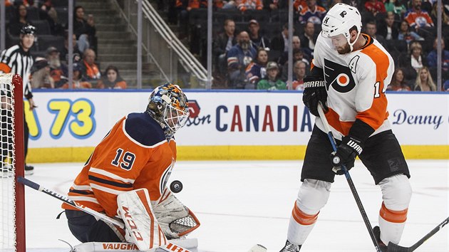tonk Sean Couturier z Philadelphia Flyers se sna pekonat Mikka Koskinena z Edmontonu.