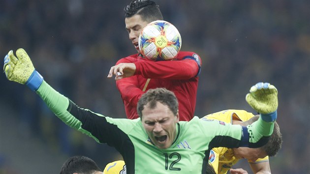 Portugalec Cristiano Ronaldo (nahoe) v souboji s ukrajinskm brankem Andrejem Pjatovem.