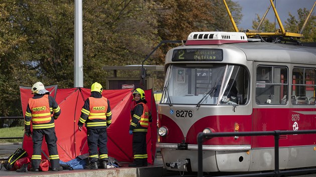 Při střetu s tramvají v ulici Na Petřinách v Praze 6 zemřela jednadvacetiletá dívka. (10. října 2019)