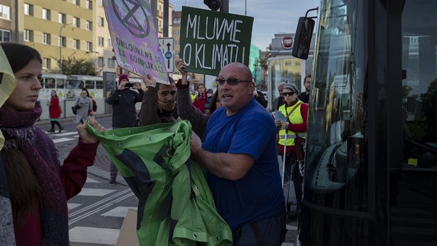 Blokáda dopravy ekologických aktivistů Extinction Rebellion u pražského Edenu. (11. října 2019)