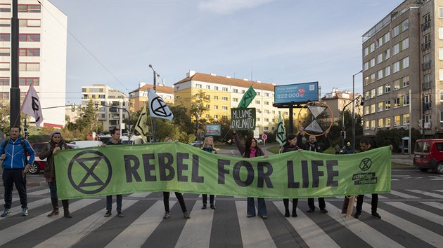 Blokáda dopravy ekologických aktivistů Extinction Rebellion u pražského Edenu. (11. října 2019)