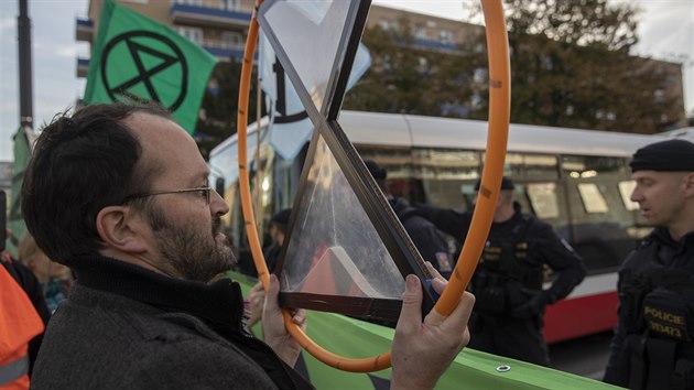 Blokáda dopravy ekologických aktivistů Extinction Rebellion u pražského Edenu. (11. 10. 2019)