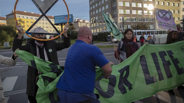 Blokáda dopravy ekologických aktivistů Extinction Rebellion u pražského Edenu. (11. 10. 2019)