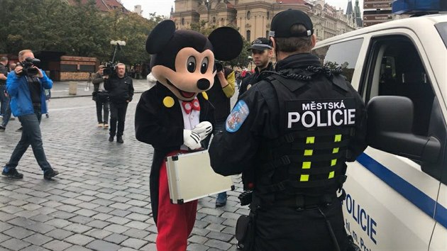 Po začátku platnosti nové vyhlášky strážníci pokutovali na Staroměstském náměstí muže v masce myšáka Mickyeho. (15.10.2019)