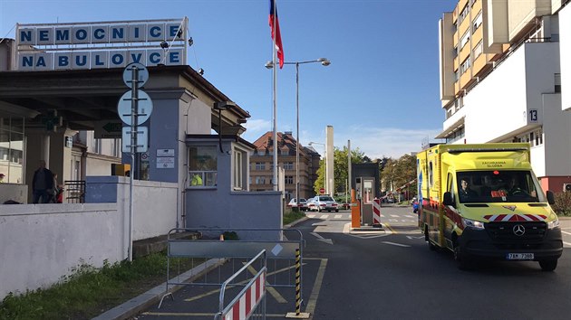 Seniorku v arelu nemocnice Bulovka srazila dodvka. ena nepeila. (18. 10. 2019)