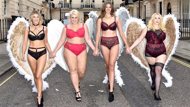Modelky a plus size modelky dohromady: Ashley Jamesov, Felicity Haywardov, Robyn Lawleyov a Hayley Hasselhoffov pi focen reklamn kampan (Londn, 6. listopadu 2018)
