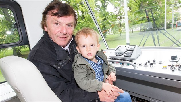 Pavel Tr�vn��ek se synem Maxmili�nem (Praha, 9. kv�tna 2019)