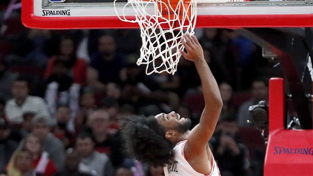 Coby White (v blm) z Chicaga zakonuje na ko New Orleans.