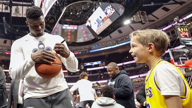 Zion Williamson z New Orleans podepisuje malmu fandovi v dresu LA Lakers m.