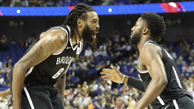 DeAndre Jordan (vlevo) a David Nwaba z Brooklynu slav anghajskou vhru nad LA Lakers.