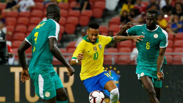Neymar (ve lutm) z Brazlie to proti Senegalu, atakuje ho Salif San (6).