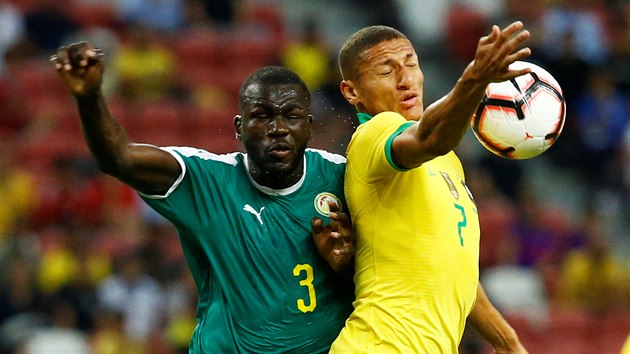 Richarlison (vpravo) z Brazlie a Kalidou Koulibaly ze Senegalu v souboji o m