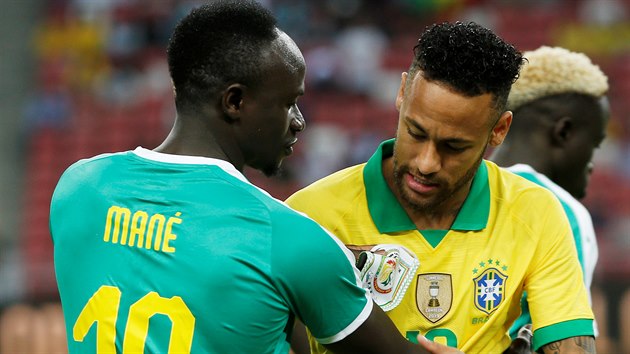 Brazilsk tonk Neymar (vpravo) se zdrav se Sadiem Manm ze Senegalu.