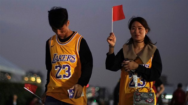 nt fandov m na zpas LA Lakers v anghaji v dresech LeBrona Jamese a s vlajekou.