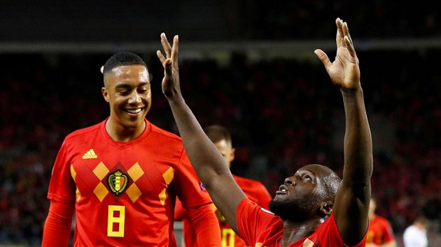 Belgický fotbalista Romelu Lukaku (vpravo) se raduje ze svého gólu proti San Marinu.