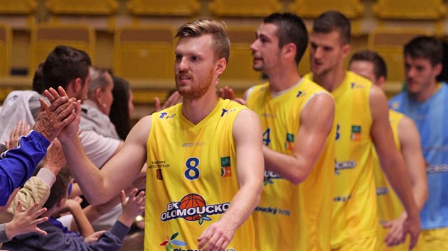 Basketbalist Olomoucka slav vhru s fanouky, v poped Ji Dedek.