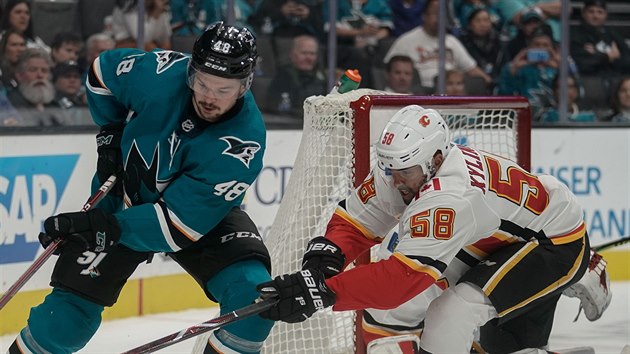 Tom Hertl (vlevo) ze San Jose se vyhb Oliveru Kylingtonovi z Calgary.