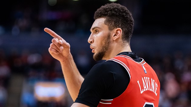 Zach LaVine z Chicaga se raduje ze sv trefy a dkuje za pihrvku.