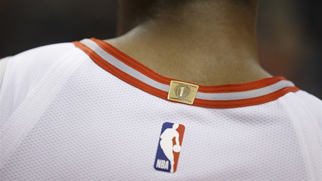 Na dresy Toronto Raptors pibyla cedulka odkazujc k titulu v NBA.