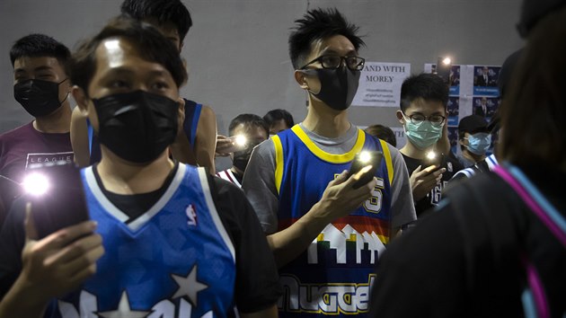 Demonstranti v Hongkongu se seli na basketbalovm hiti, dkuj manaerovi Darylu Moreymu z Houstonu a kritizuj LeBrona Jamese.