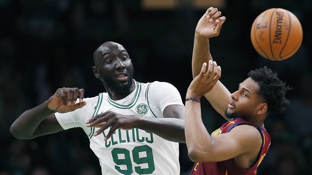 Tacko Fall (99) z Bostonu a Marques Bolden z Clevelandu sleduj odltajc m.