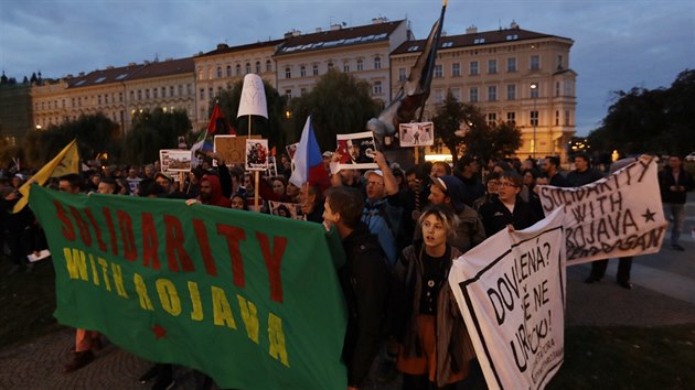 Na podporu Kurd na severu Srie se ve stedu v podveer selo v Praze na Klrov asi 700 lid, kte demonstruj proti tureck ofenziv. (16. jna 2019)