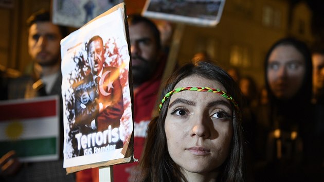 Na podporu Kurd na severu Srie se 16. jna 2019 v podveer selo v Praze na Klrov asi 700 lid, kte demonstrovali proti tureck ofenziv. (16. jna 2019)