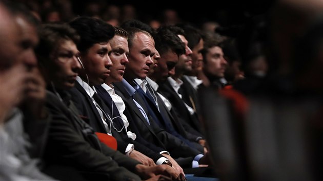 Chris Froome (uprostřed) sleduje, jaká bude Tour de France v roce 2020.