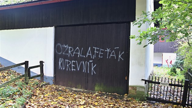 Kdosi posprejoval chalupu V�clava Havla na Hr�de�ku.