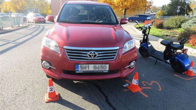 Koloběžkář dostal pokutu kvůli nehodě na okružní křižovatce v Trutnově (14. 10. 2019).
