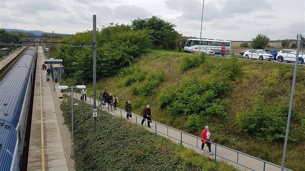 Rychl a ast spoje pilkaly do vlak vce cestujcch. V Kaezu na Rokycansku ale mus kvli tomu rozit odstavn parkovit u ndra. (4. 10. 2019)