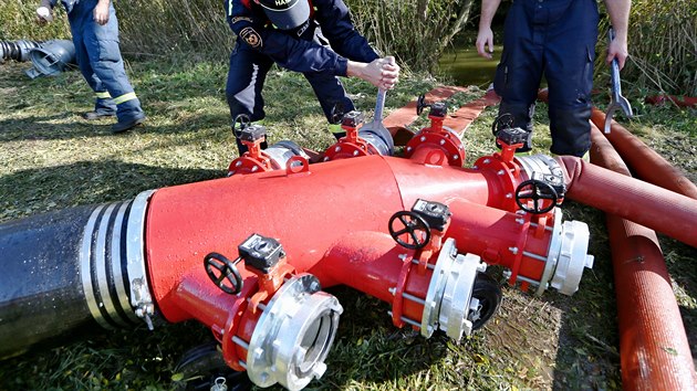 Nhradn vodu pro Plze zajiuje eka Radbuza. Hasii ji erpaj pomoc erpadel, bhem jedn sekundy tee skrz hadice a 400 litr vody.