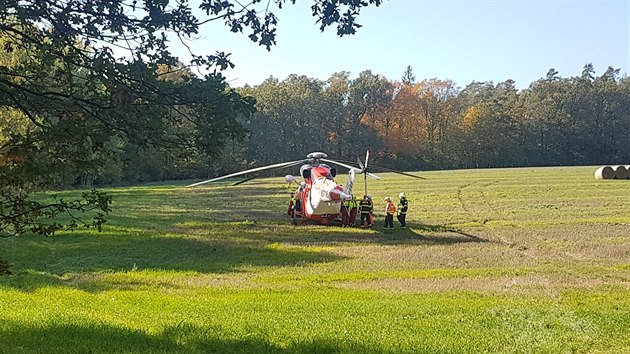 Motorkka po srce s nkladnm vozem u Horn Bzy na Plzesku skonila v nemocnici s tkmi zrannmi.