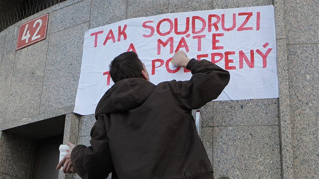 A mte to polepen! Stedokolci polepili nkdej sdlo krajskho vboru KS na Americk td slogany, stejn jako tomu bylo ped ticeti lety. (16. 10. 2019)