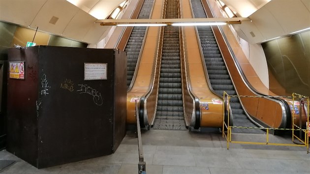Kvůli poničení zábradlí eskalátoru uzavřeli zaměstnanci Dopravního podniku východ do vestibul Masarykovo nádraží ve stanici Náměstí Republiky. (14. října 2019)