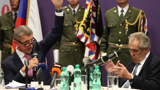 Premir Andrej Babi a prezident Milo Zeman na oslavch pi vro sta let Generlnho tbu esk republiky. (15. jna 2019)