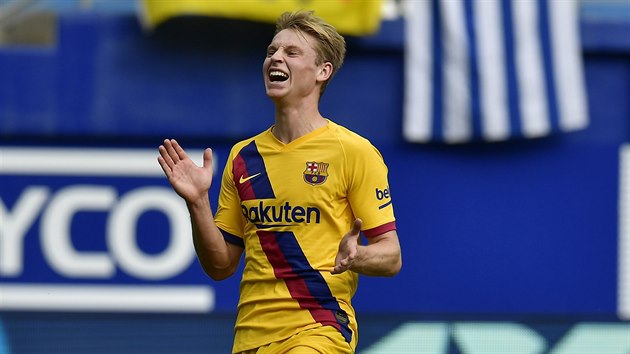 Frenkie de Jong z Barcelony lituje nevyuit pleitosti v utkn s Eibarem. Glman Marko Dmitrovic mu anci chytil.