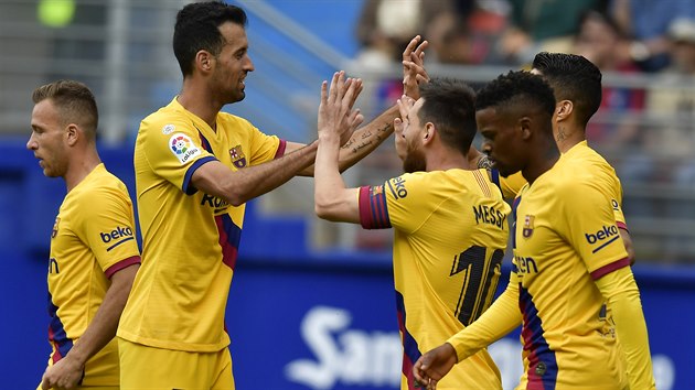 Fotbalist Barcelony se raduj z druhho ze t gl na hiti Eibaru. Vstelil ho Lionel Messi (s destkou uprosted).