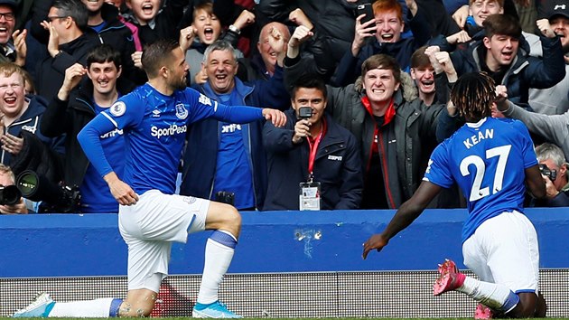 Gylfi Sigurdsson z Evertonu oslavuje gl, kterm poslal svj tm v utkn proti West Hamu do veden 2:0.